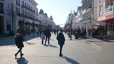 Flaniermeile mit Geschäften und Restaurants