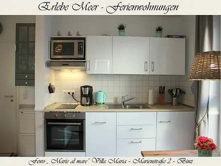Die Küchen mit Backofen, Spülmaschine, Mikrowelle, Kühlschrank mit Gefrierfach usw.