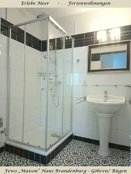 Badezimmer mit Regendusche