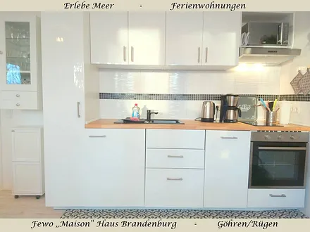 Küchenzeile mit Geschirrspülmaschine, Umluftbackofen, Mikrowelle, Kühlschrank mit Gefrierfach