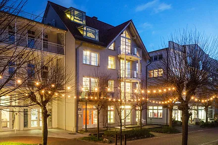 Haus Karoline mit Festbeleuchtung.