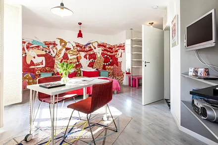 Die Binzer Keramikerin Kathrin Grünke gestaltete diese farbenfrohe Ferienwohnung.