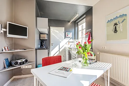 Der Eßplatz mit Blick zur Küchenzeile.