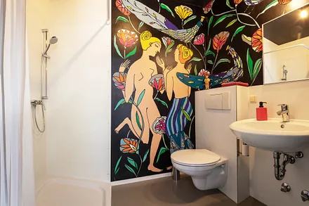 Das Sommernachtsbad mit Dusche, WC und Fön.