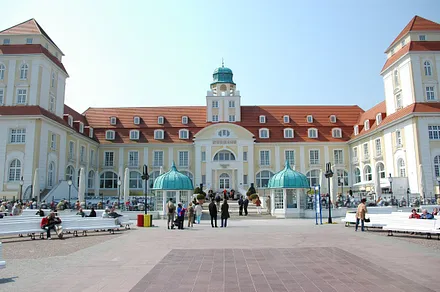 Das Kurhaus in Binz bietet auch auswärtigen Gästen ein schönes Cafe.