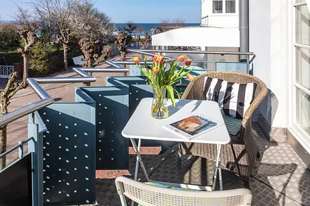 Vom bequem möblierten Balkon haben Sie seitlichen Meerblick.