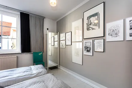 Originale bekannter Cartoons von BECk schmücken die Wände der Ferienwohnung.