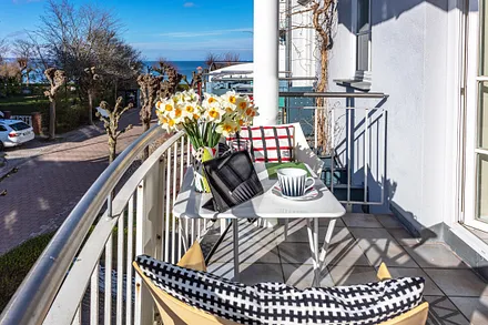 Der bequem möblierte Balkon bietet Ihnen einen seitlichen Seeblick.