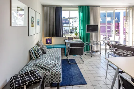 Das Tagesbett im Wohnzimmer kann aufgebettet werden. Ein kleiner Schreibtisch ist vorhanden.