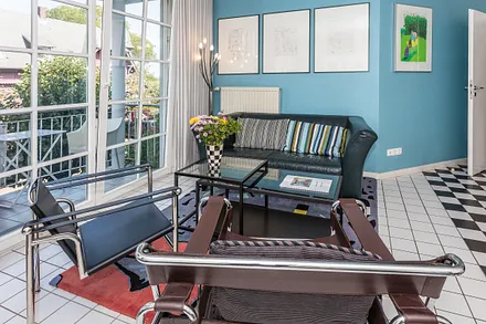 Das Wohnzimmer mit Austritt zum Balkon.