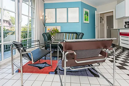 Blick vom Wohnzimmer in den Flur mit Garderobe.