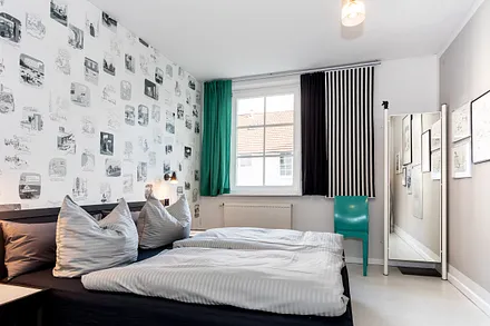 Das Schlafzimmer mit Doppelbett ...