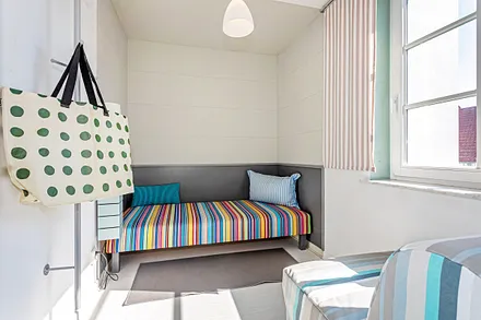 Das zweite Schlafzimmer mit Einzelbett (90x200cm) und Schlafsessel (85x200cm) für die Aufbettung.