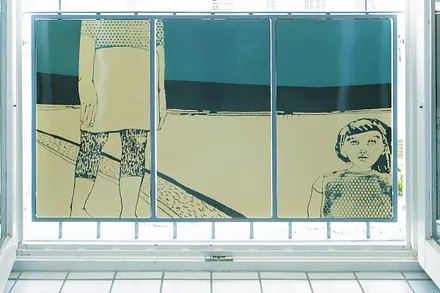 Die Emaille-Arbeit an diesem Fenster stammt von Jenny Rempel.