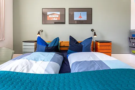 Das Schlafzimmer mit Doppelbett ...