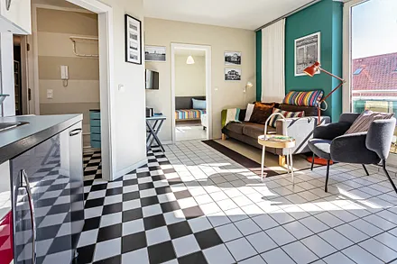 Blick in den Flur mit Garderobe.