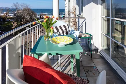 Der schöne Balkon hat seitlichen Meerblick.
