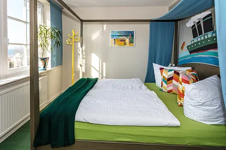 Dieses Schlafzimmer schaut seitlich auf das Meer.