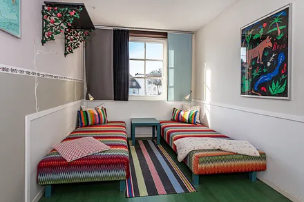 Das zweite Schlafzimmer hat zwei Einzelbetten ...