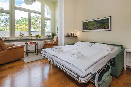 Wohnbereich ausgeklappter Schlafcouch