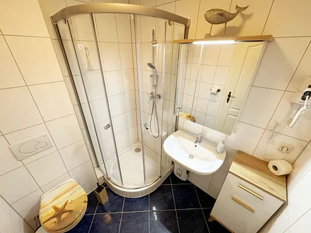 innenliegendes Badezimmer mit Dusche, Fön, WC sowie einen Waschplatz