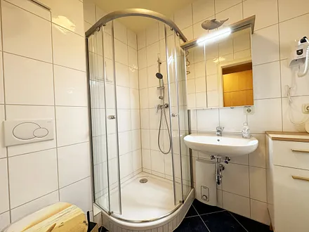 innenliegendes Badezimmer mit Dusche, Fön, WC sowie einen Waschplatz