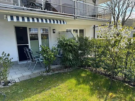 bestuhlte und überdachte Terrasse (West/Südwest)