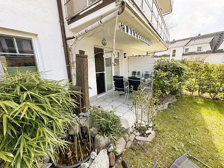 bestuhlte und überdachte Terrasse (West/Südwest)