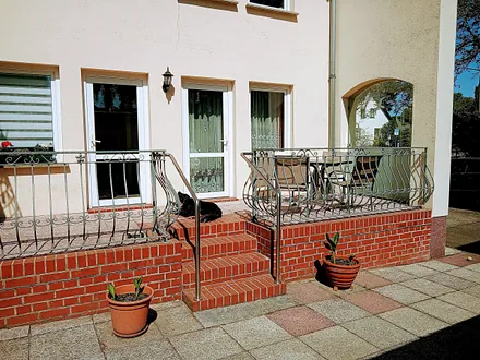 Hofansicht der FEWO mit Terasse