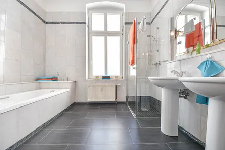 Bad mit Dusche und Badewanne