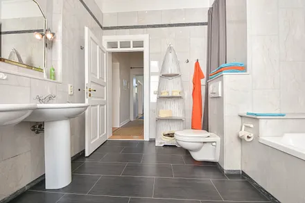 Bad mit Dusche und Badewanne