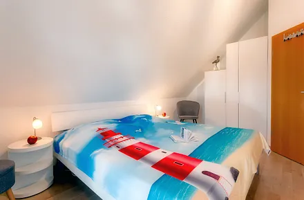 Schlafzimmer mit Doppelbett