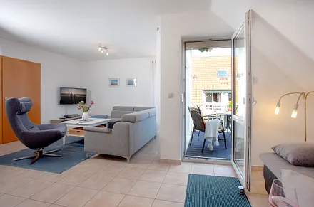 Wohnzimmer mit Balkon zur Strandseite
