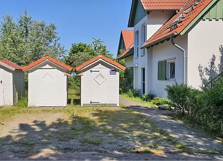 unser Parkplatz zur Wohnung (rechts)
