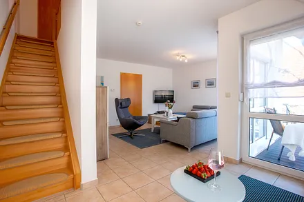 Wohnzimmer mit Treppe zu den Schlafräumen