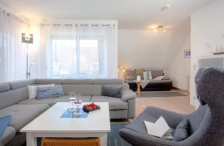 Wohnzimmer mit Schlafcouch im Hintergrund bei Bedarf