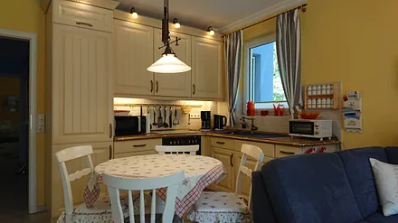 Küchenzeile mit Essecke