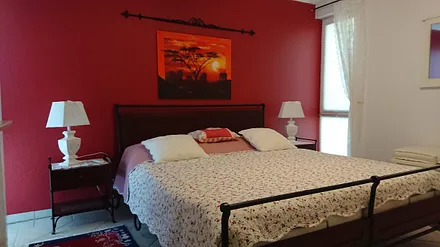 Schlafzimmer mit einem verstellbaren Bett und TV