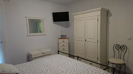 Schlafzimmerschrank und TV