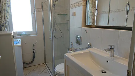 Bad mit Dusche, WC, Waschbecken und Waschmaschine