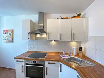 offene Küchenzeile mit Cerankochfeld, Backofen, Spülmaschine, Kühl-/Gefrierkombination, Mikrowelle, Kaffeemaschine,  Tassimo Kapselmaschin, Toaster, Wasserkocher sowie weitere diverse Küchenutensilien