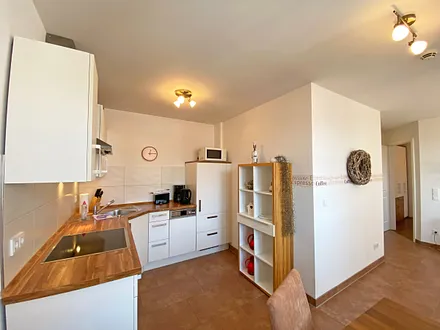 offene Küchenzeile mit Cerankochfeld, Backofen, Spülmaschine, Kühl-/Gefrierkombination, Mikrowelle, Kaffeemaschine,  Tassimo Kapselmaschin, Toaster, Wasserkocher sowie weitere diverse Küchenutensilien