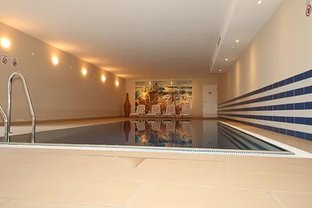 Wellnessbereich mit Innenpool (8 m x 4 m - 1,30 m tief), Sauna und Ruheraum im Haupthaus A inklusive
