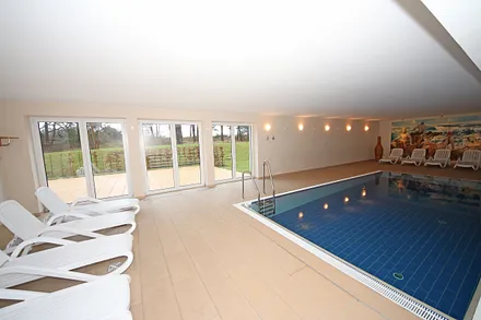 Wellnessbereich mit Innenpool (8 m x 4 m - 1,30 m tief), Sauna und Ruheraum im Haupthaus A inklusive