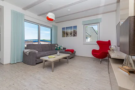 Wohnzimmer mit gemütlicher Couch und Sessel