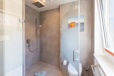 Badezimmer mit Dusche