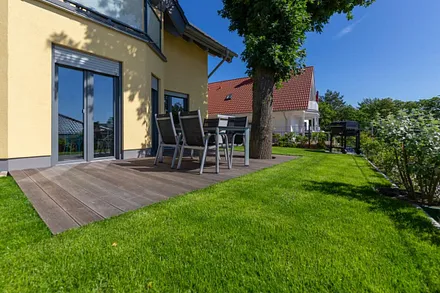 bestuhlte Terrasse mit Blick ins Grüne