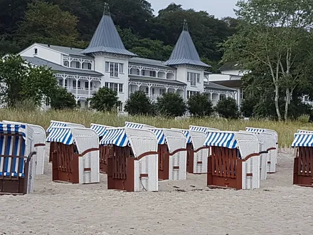 Strand direkt vor dem Seeschloss