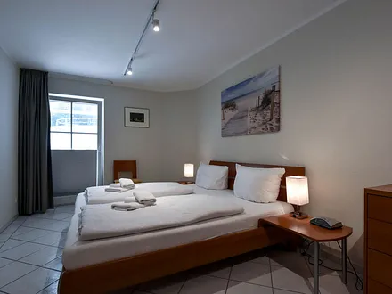 Schlafzimmer mit Terrassentüre