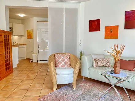 Blick aus Wohnzimmer in die offene Küche